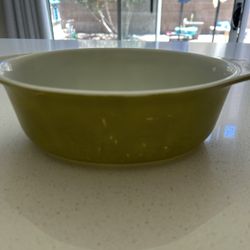 Vintage 1.5 Quart Yellow/Green Pyrex With Lid