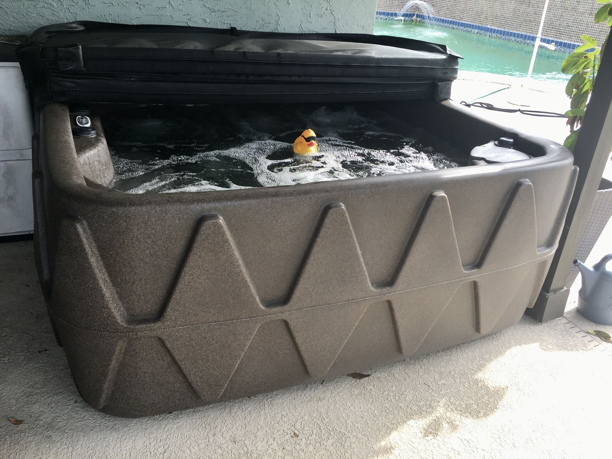 5 PERSON HOT TUB