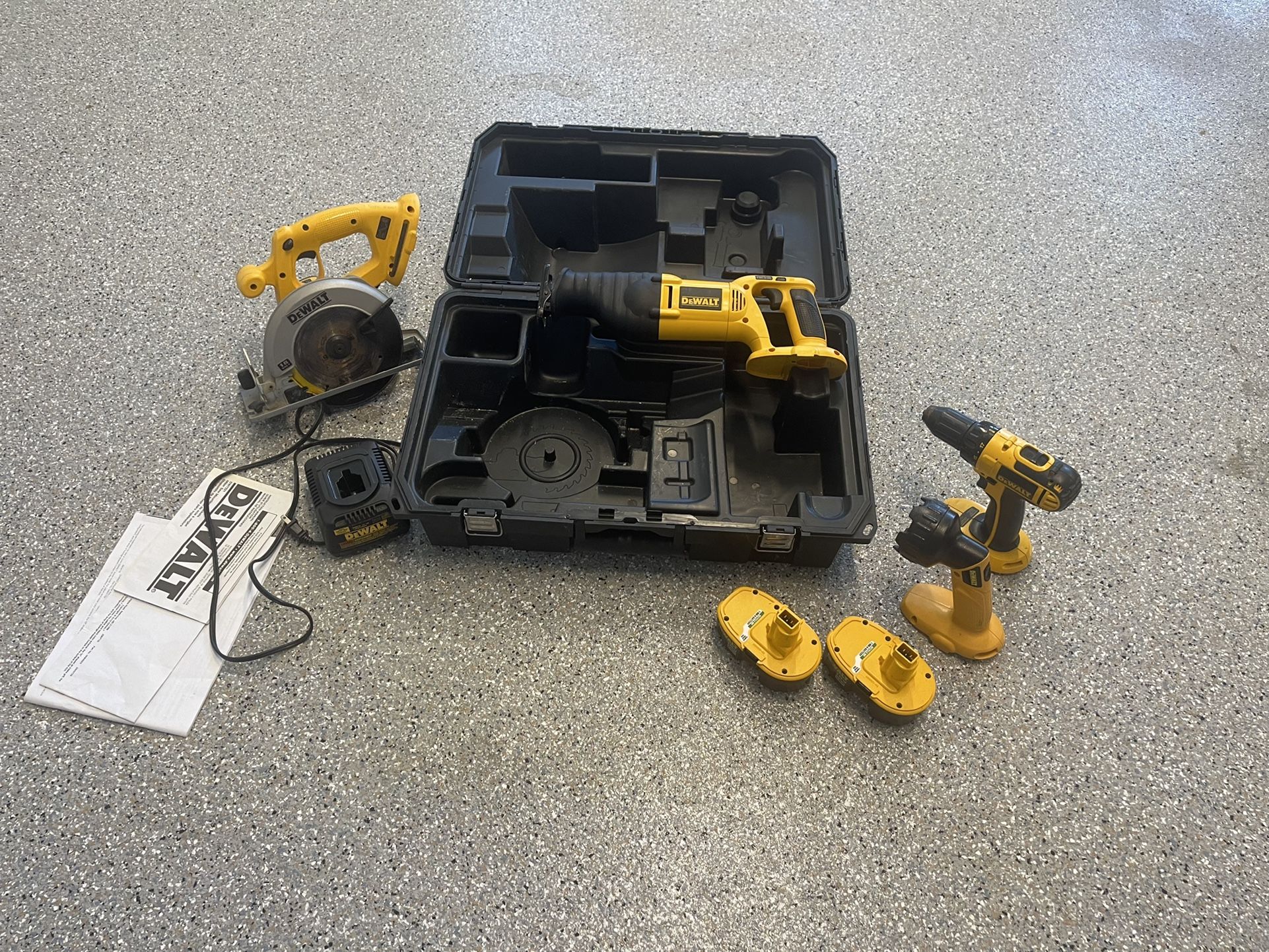 Dewalt Power Took Set With 2 Batteries And Charger