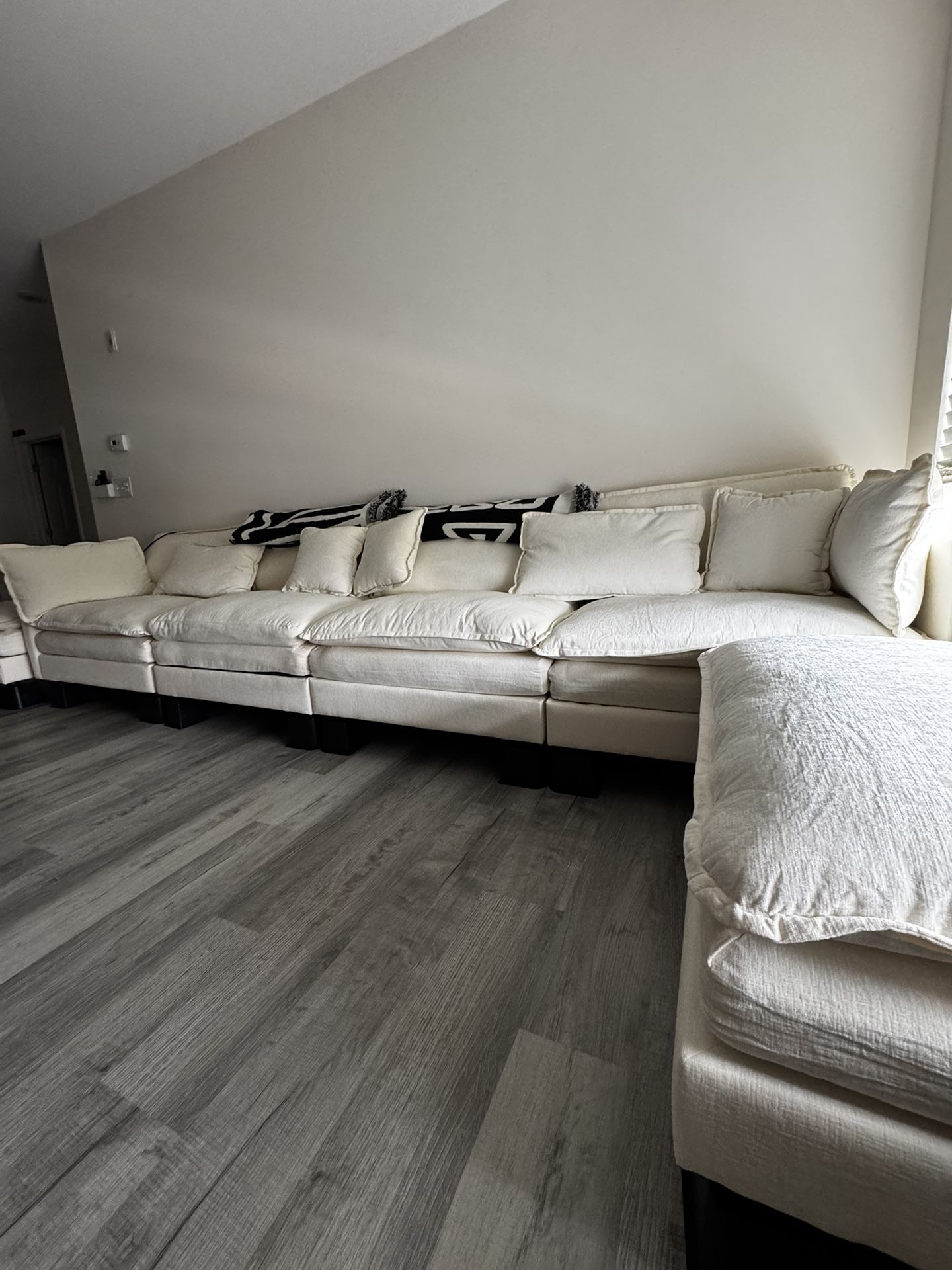 Beige 7 Seat Modular U Shaped Cloud Couch W/ 2 Ottoman’s & 7 Pillows