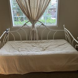 White Metal Daybed / Twin Bed Frame – Vintage Style