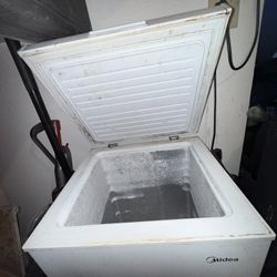 Hotpoint Freestanding Chest Freezer 5 Cu Ft - white