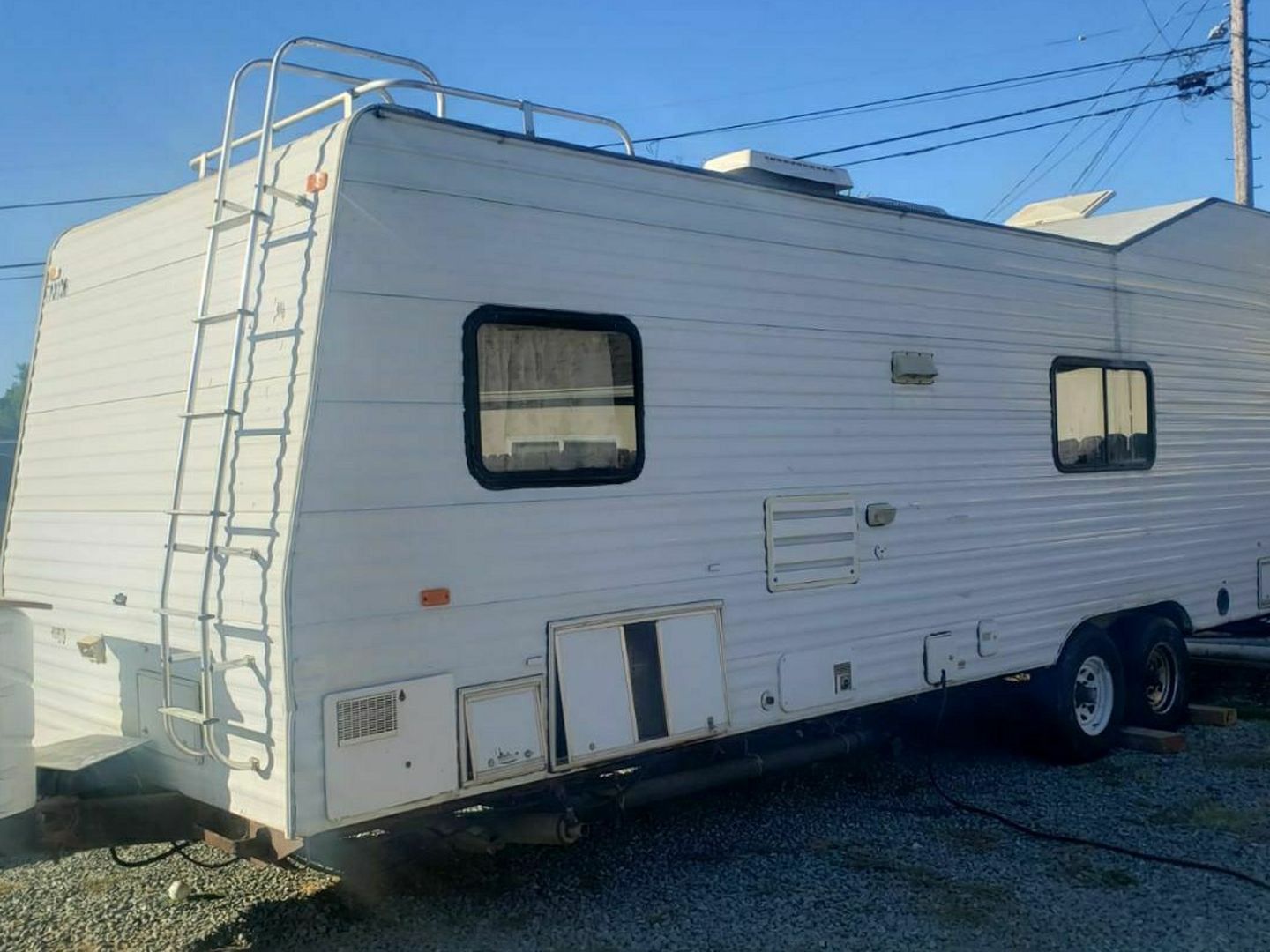 Fleetwood 1998 27' toy hauler trailer complete remodeling inside y new roof 2 batteries, 2 gas tanks 2. Extra new tires ready to go