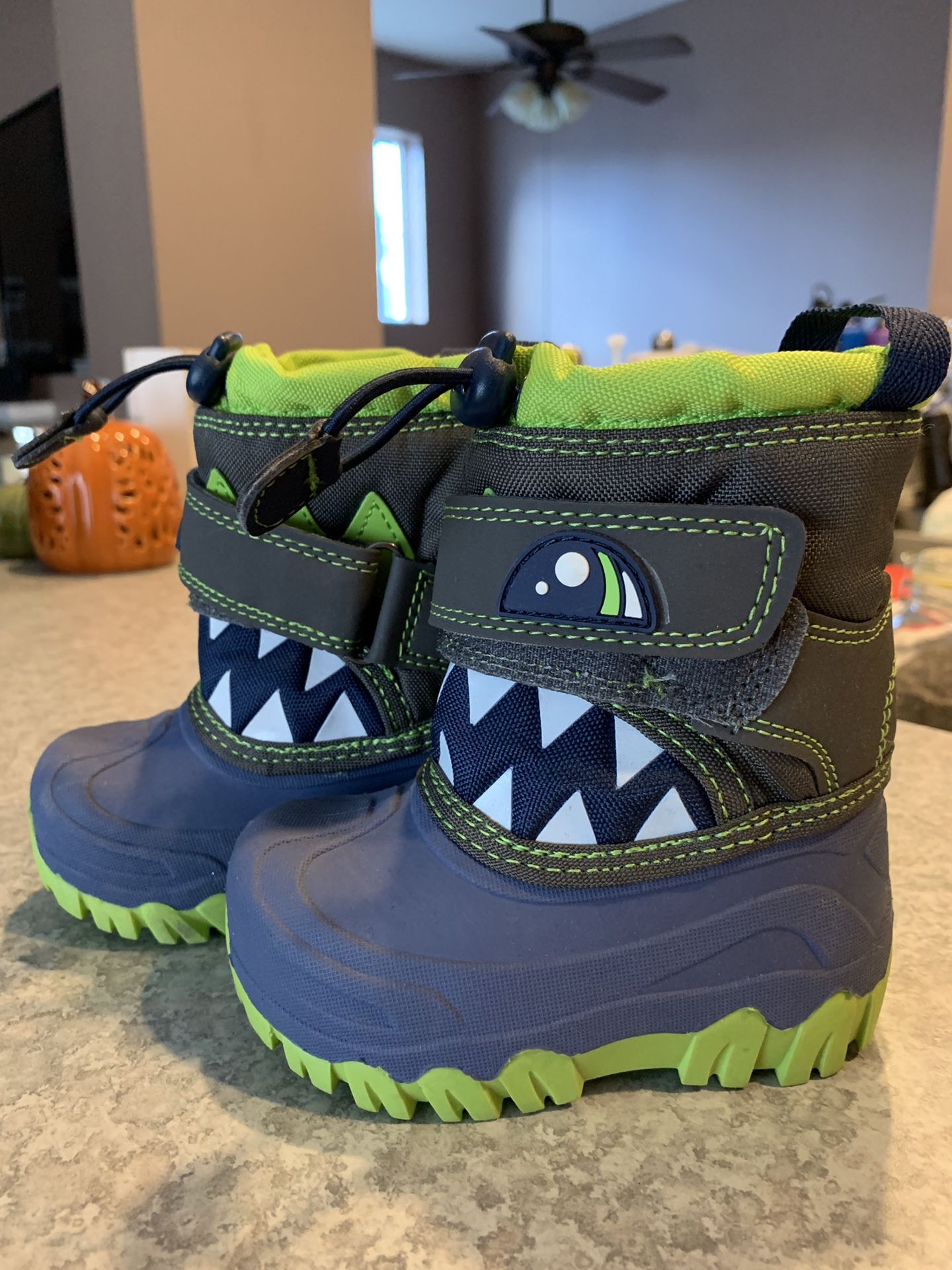 Size 5 (toddler) snow boots! Like new! Only used once!