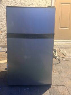 Mini fridge almost new
