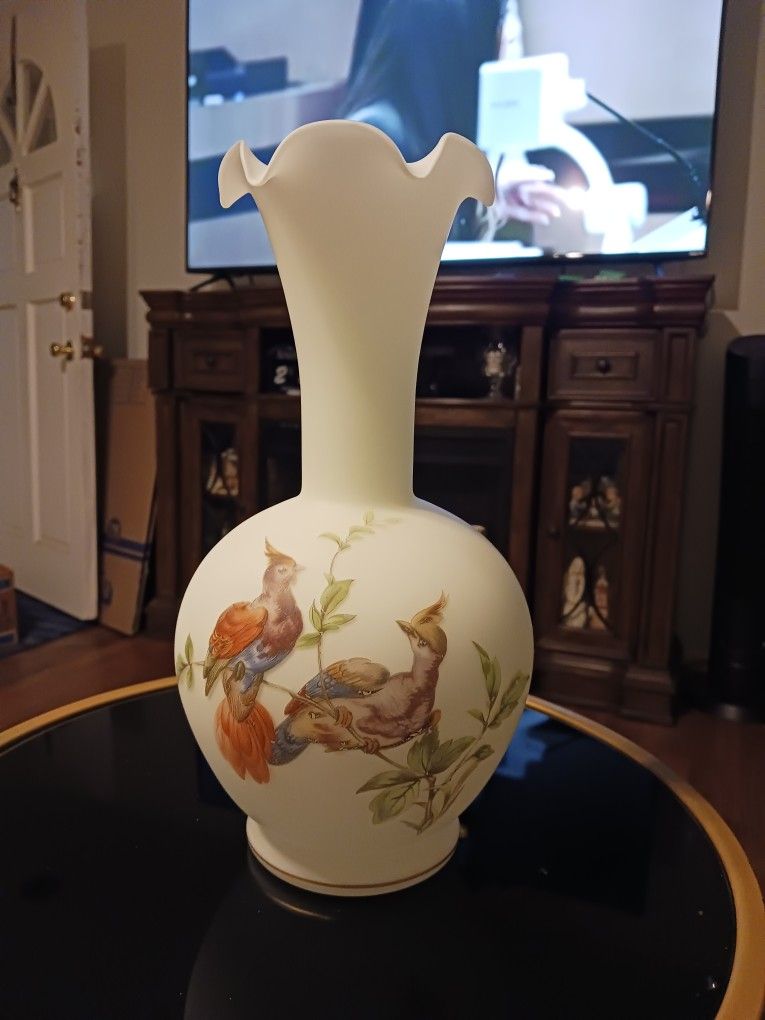  REALLY NICE  FROSTED  WHITE  GLASS  VASE, With  Birds 