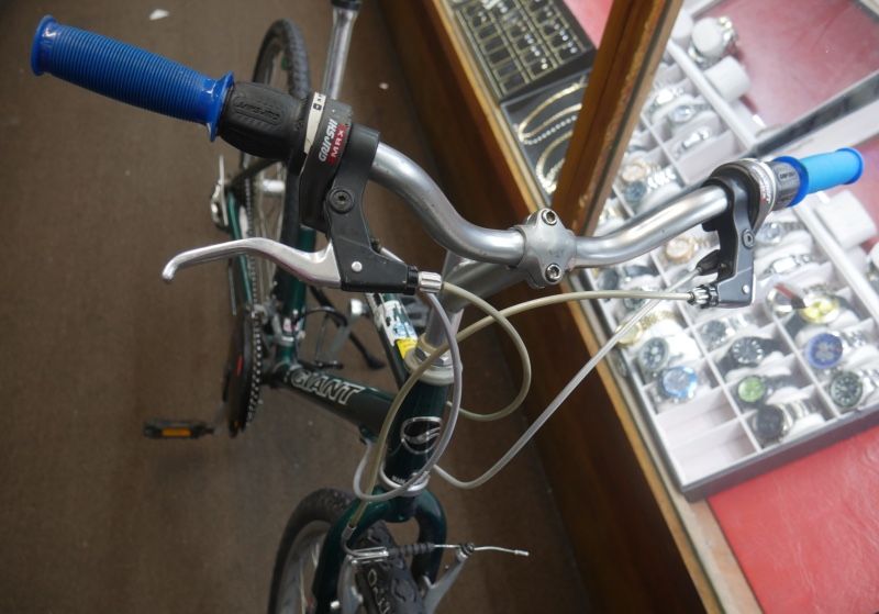 giant sedona cs 6061 aluminum bike 21 speed gripshi mrx shifters ; 17.5 inches frame ; sun rims 219 front and back ; seat chuck 881079-1
