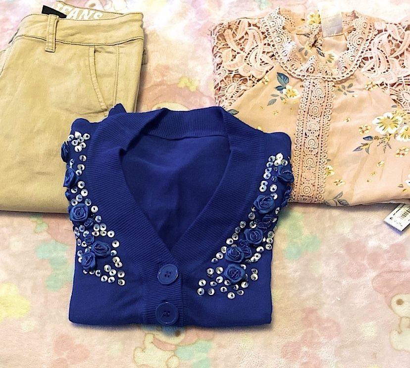 Womans sz small Bundle,Blue Embellished Cardigan, Floral Blouse, & Tan Jeans-NEW
