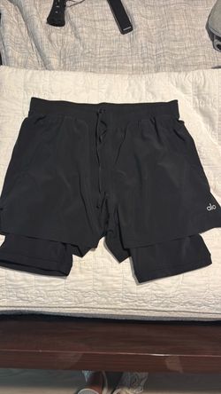 Alo Men Shorts lined w drawstring. Like new
