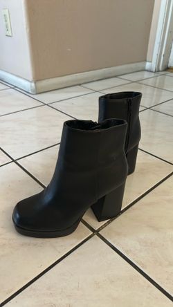 Woman black platform boots