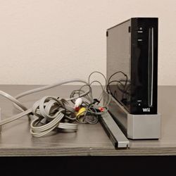 Used - Nintendo Wii - Good Condition w/games