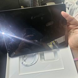 Ipad 9th gen (comes with accessories)