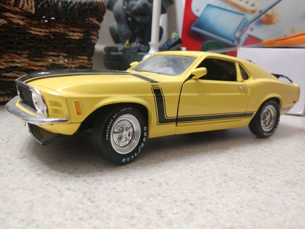 1970 mustang 1/18 scale large !! Front wheels turn with steering wheel