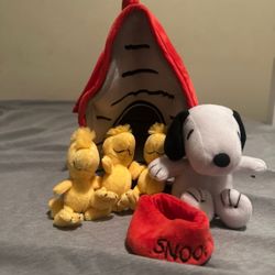 Like new lamb & ivy interactive snoopy house 