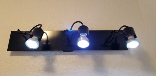 Sylvania. GU10 type LED 2 Watt Warm White accent light bulbs. New, all 3 bulbs for $8.