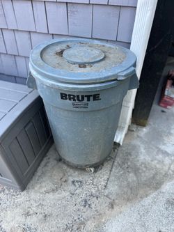 Contractor Trash can on wheels with lid