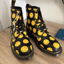 NEVER WORN Smiley Doc Martens