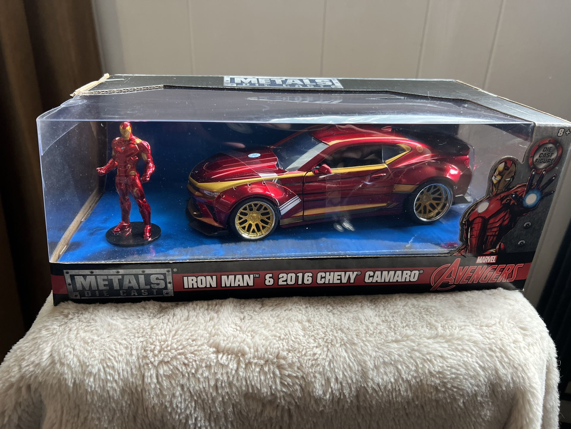 Jada Toys Marvel 1:24 2016 Chevy Camaro Die-cast Car with 2.75" Iron Man