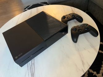 Xbox One Bundle w/ 2 Controllers, Charging Dock & Games