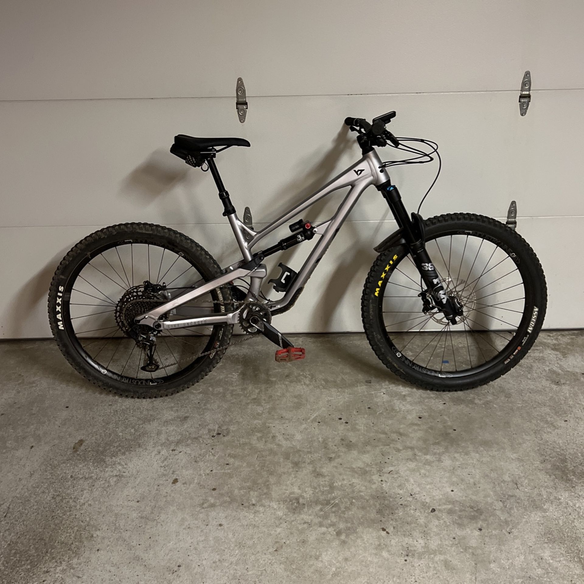 2021 YT Jeffsy Core 2 Mountain Bike 27.5”