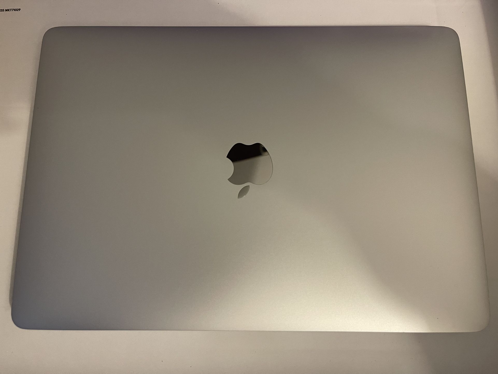 MacBook Pro2020/13 inch/Intel core i5/8GB DDR4/256GB SSD.