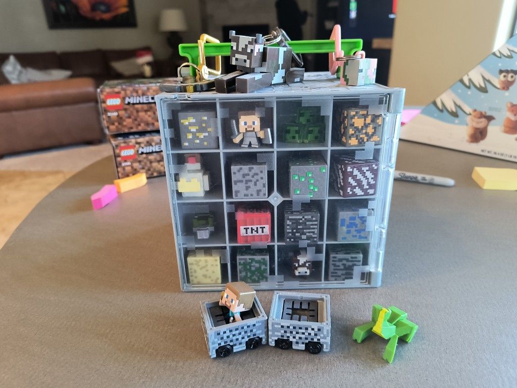 Minecraft Mojang Minifigure Collector Box And Figures 