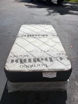 Twin-size mattress with box spring by Classic Elegance – Excellent condition