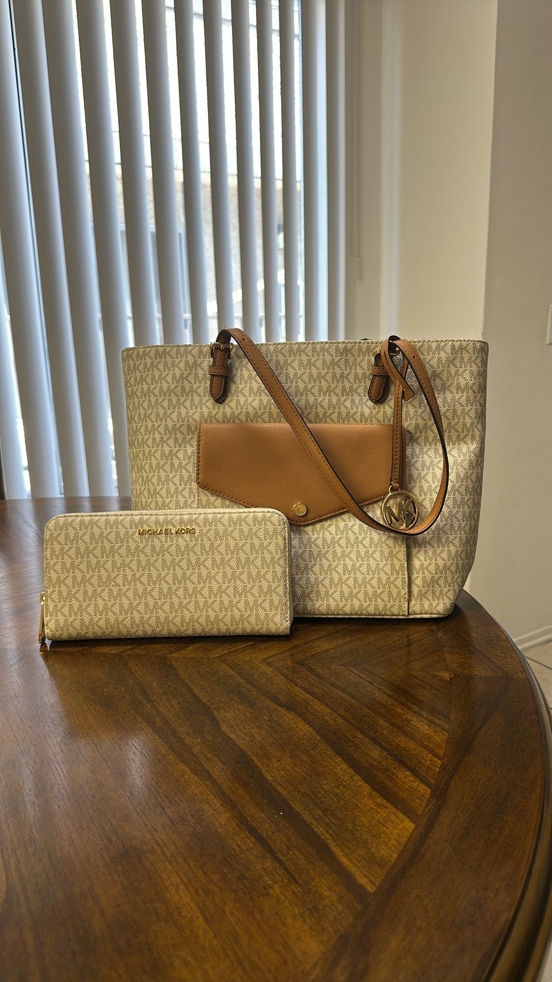BOLSA MICHAEL. KORS GRANDE , Mide 11” De Alto Y16” De Ancho . LA CARTERA Mide 5” De Alto Y 9 1/2 De Ancho Todo A $160.00