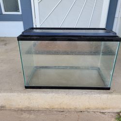 10 gallon Tank with lid!