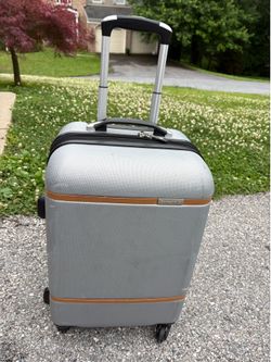 Carry on, 21” hard shell spinner. Great quality and brand, Samsonite.