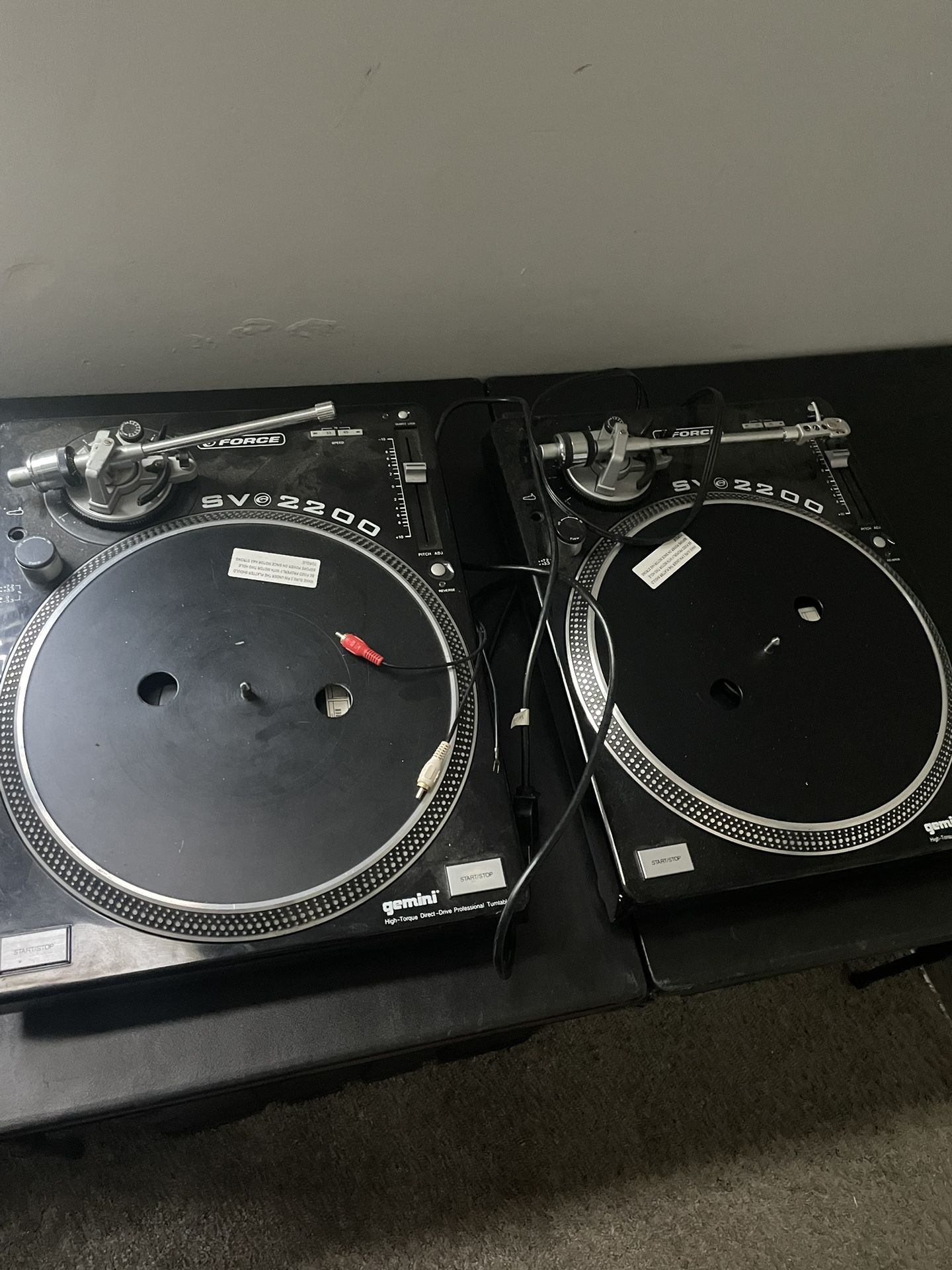 2 Pair Gemini SV2200 Turntables