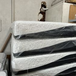 Memory Foam Queen Size 12” Thick      Brand New Mattress 