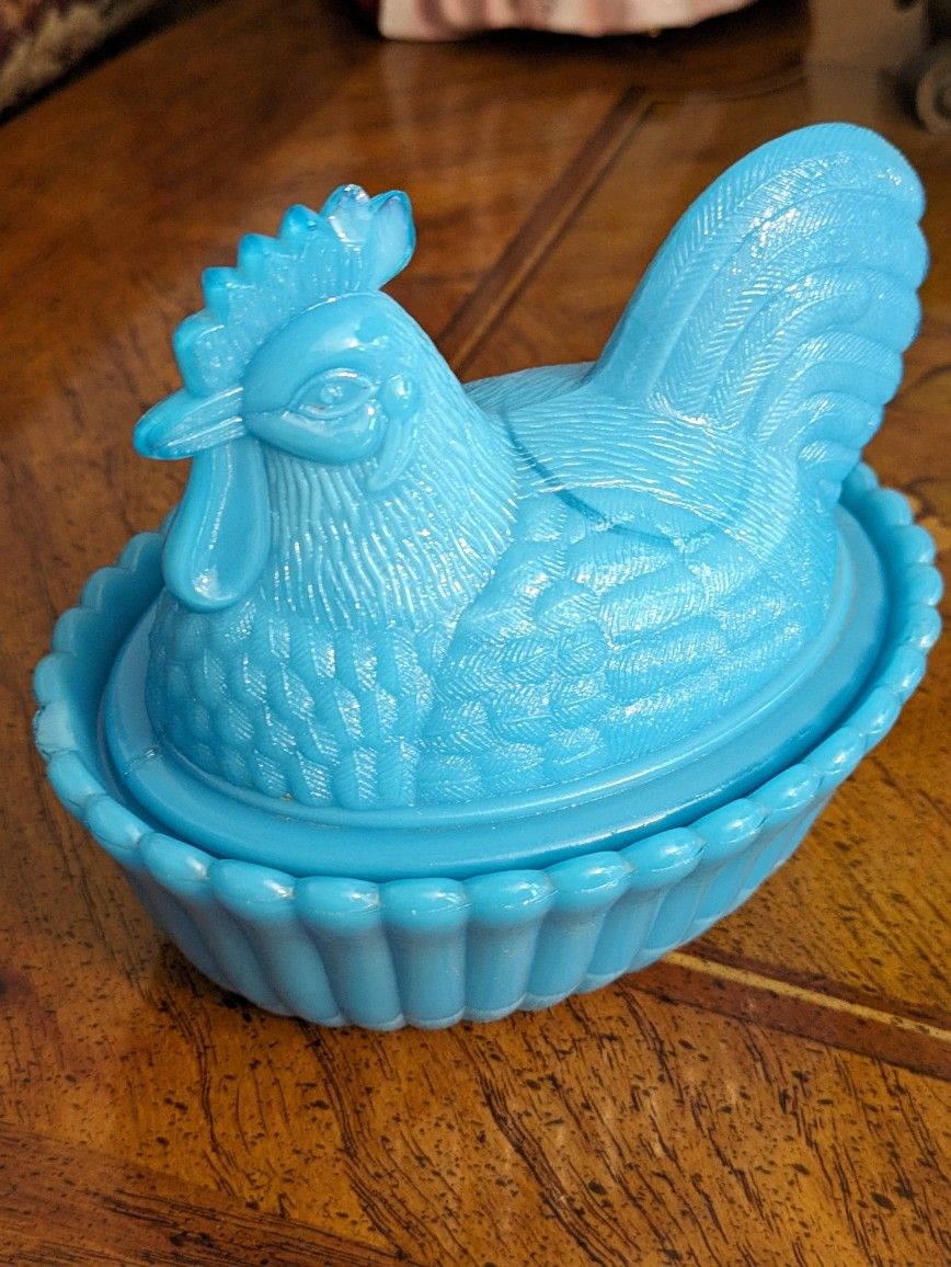 Beautiful Vintage Mid Century Hen On Nest~Blue Slag Glass~5" Tall