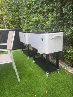 Outdoor Cart Drinks Ice chest on wheels Black lid Gray