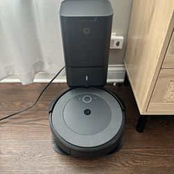 iRobot Roomba i3 EVO Wi-Fi Connected Robot Vacuum with Smart Mapping