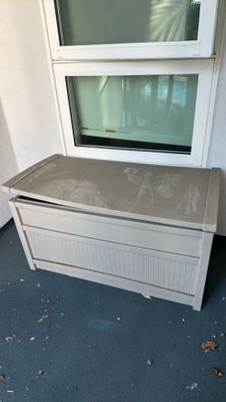 Suncast 92 gallon Plastic storage bin