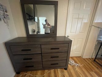 3 dressers 1 nightstand all matching set -OBO