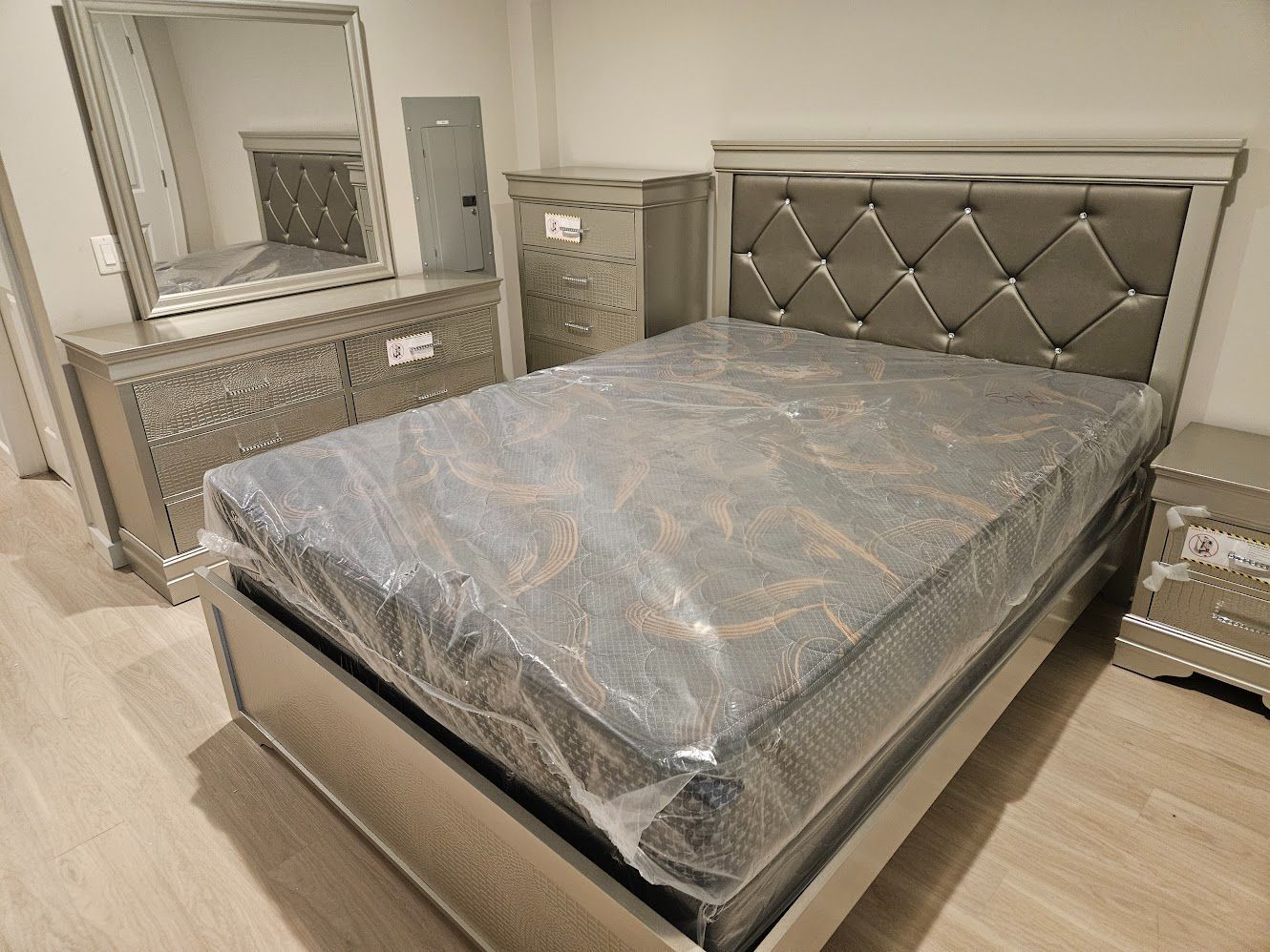 New special B6910 queen size 5pc bedroom set special