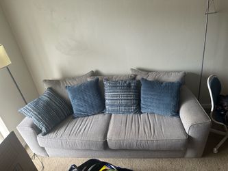 Sofa with 4 pillows