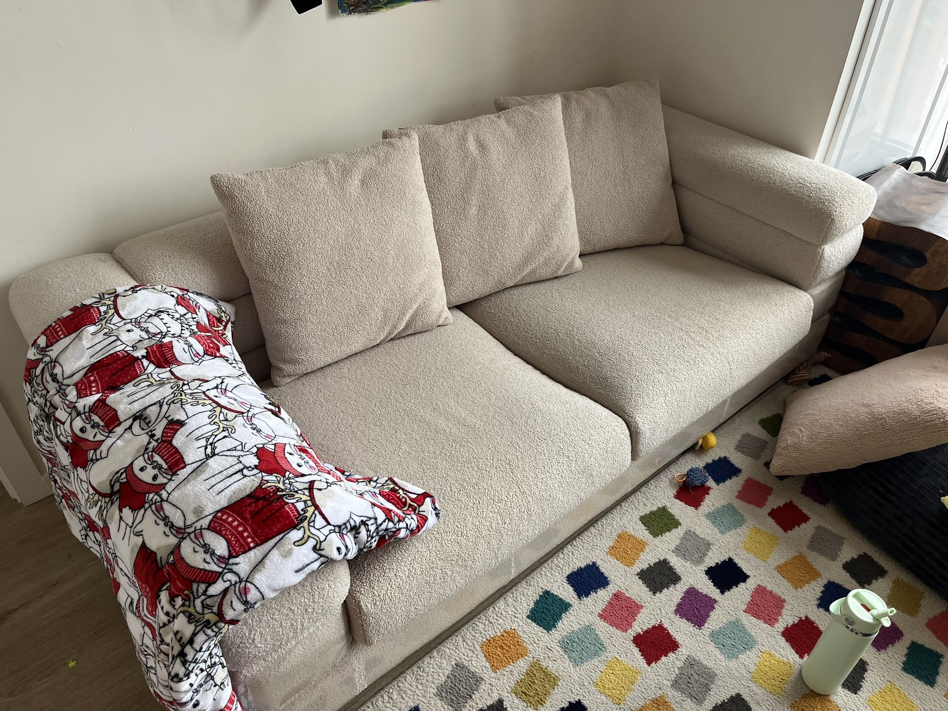 White Couch With 3 Throw Pillows 