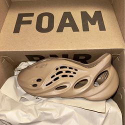 Yzy Foam RNR ‘Clay Taupe’ M10