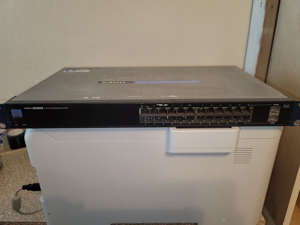 Linksys 24 Port 10/100/1000 Gigabit Switch With 2 Combo SFPs