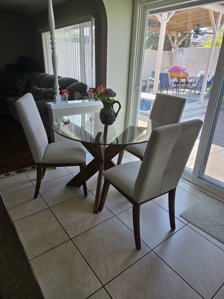 Round Dinning Table