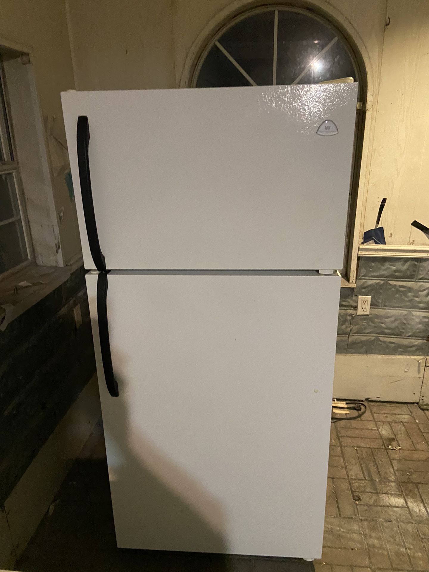 EXCELLENT RUNNING  WHITE FRIDGE! FRIDGE & FREEZER SECTIONS WORK PERFECTLY! 18 CU. FT. WHITE WESTING HOUSE IS BRAND! Will show it running! I’m in marre