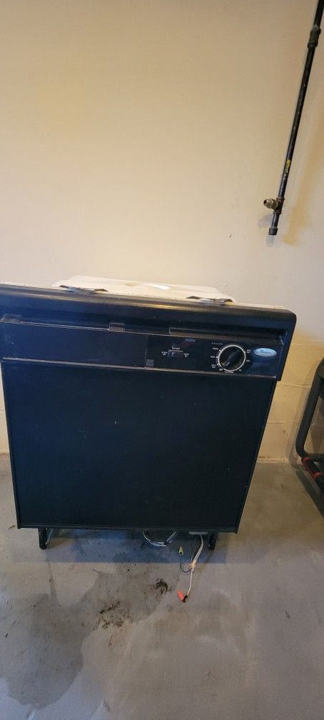 Dishwasher, Older Style But Not Used Much