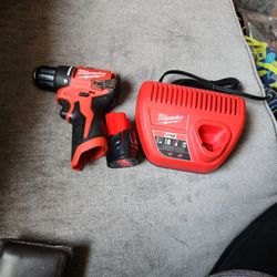 Milwaukee m12 3/8(10mm)drill/ drive battery 2.0ah and charger 