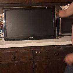 Samsung Sync master P2770hd ( Mount Not Include)
