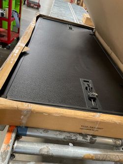 Hard folding Tonneau cover for 2016–2023 Toyota Tacoma 5-foot short bed.