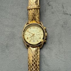 mickael kors women watch with brand new battery. (MUST SELL TODAY!)