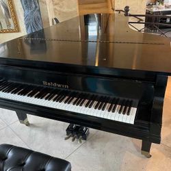 Baidwin baby grand piano in excellent condition going for free